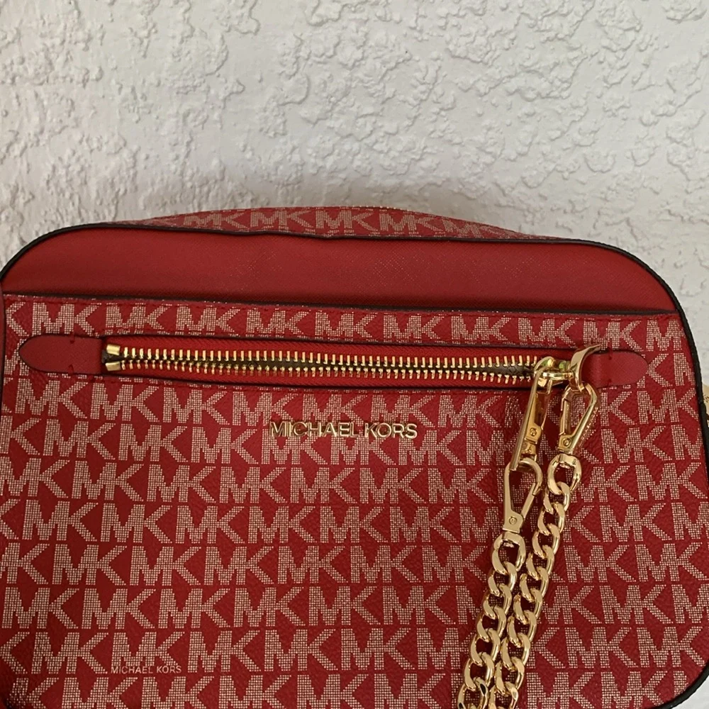 Michael Kors crossbody purse with removable chain lots of pockets